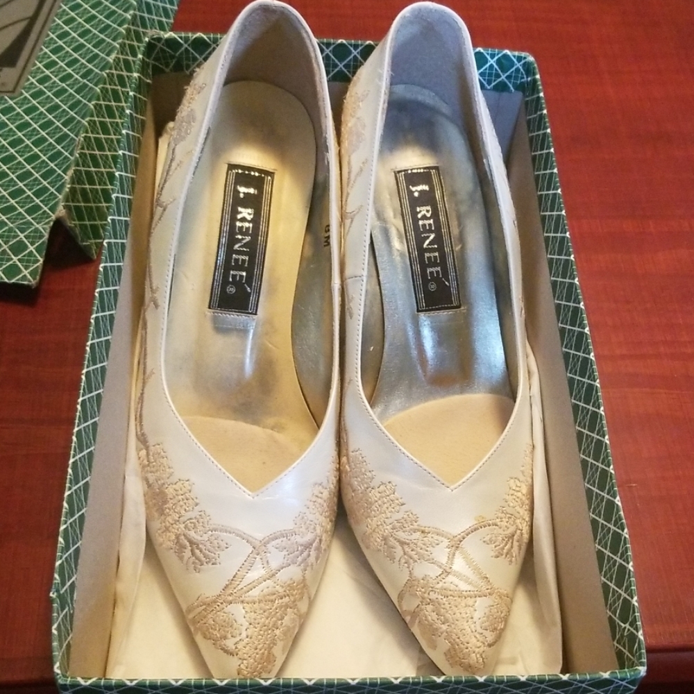 Taupe heels with embroidery